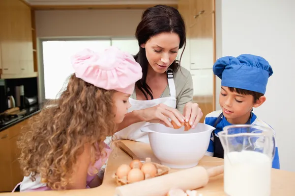 Mother making cookies with her kids — Stock Photo, Image