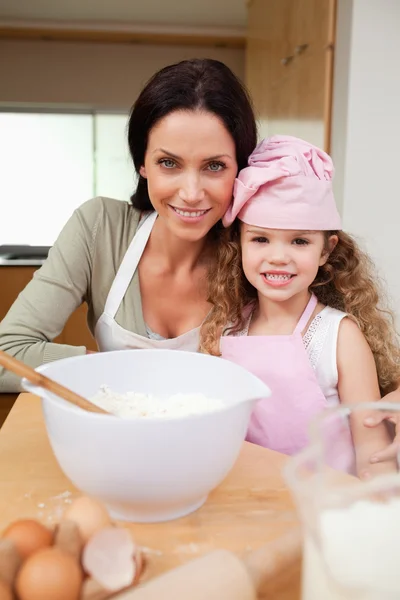Mãe e filha preparando bolo — Fotografia de Stock