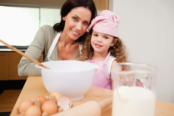Mother and daughter preparing dough — Stock Photo, Image