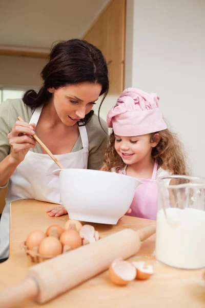 Matka a dcera připravují sušenky — Stock fotografie