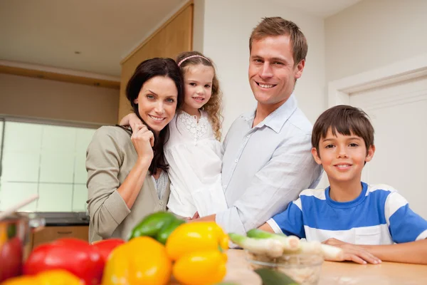 Famiglia in piedi in cucina — Foto Stock