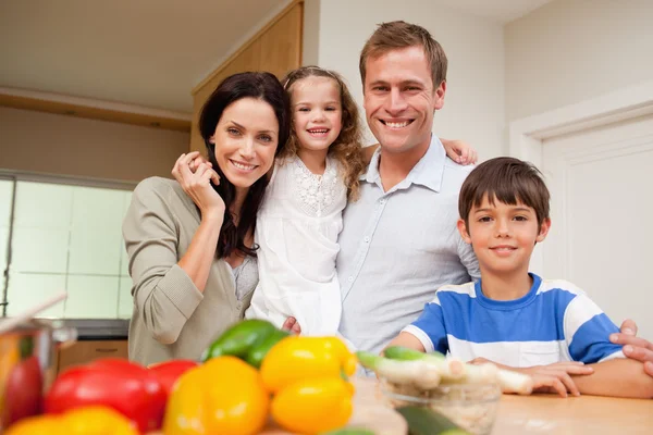 Família feliz de pé na cozinha — Fotografia de Stock