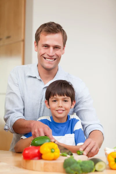 Vader en zoon voorbereiding van groenten — Stockfoto