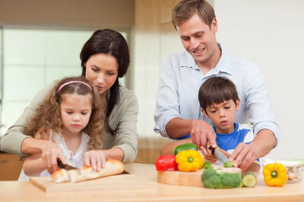Familie snijden ingrediënten — Stockfoto