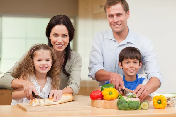 Familie snijden ingrediënten — Stockfoto