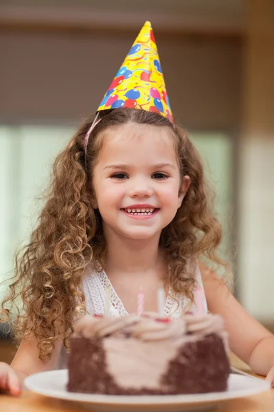 Menina com uma fatia de bolo na frente dela — Fotografia de Stock