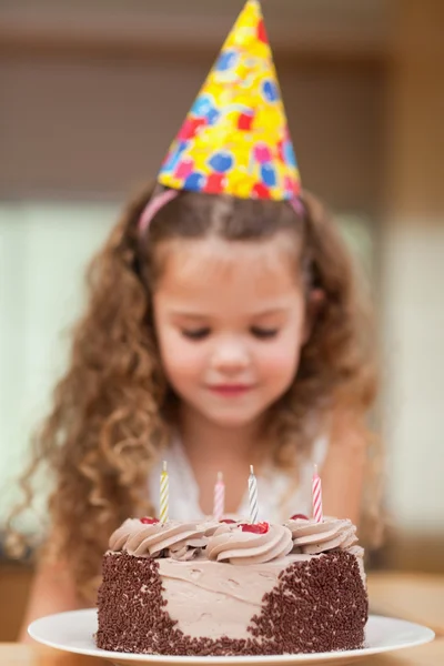 Fatia de bolo prestes a ser comido pela menina — Fotografia de Stock