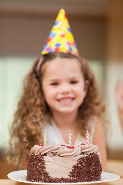 Φέτα κέικ μπροστά από κορίτσι — Φωτογραφία Αρχείου