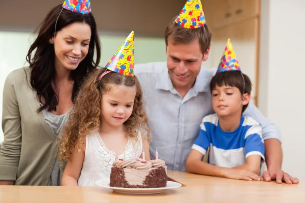 Família celebrando um aniversário — Fotografia de Stock