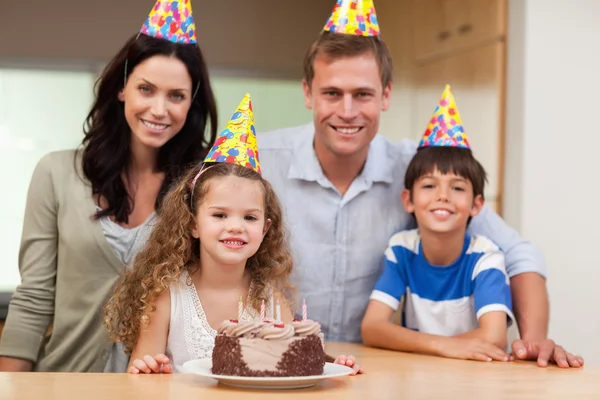 Feliz família comemorando aniversário — Fotografia de Stock