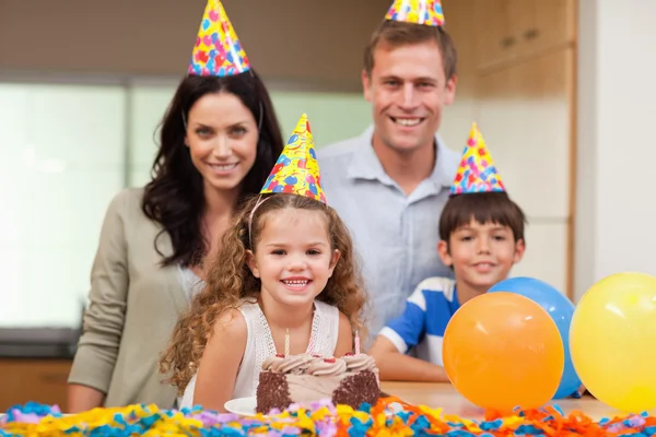 Uśmiechnięta rodzina obchodzi urodziny — Zdjęcie stockowe