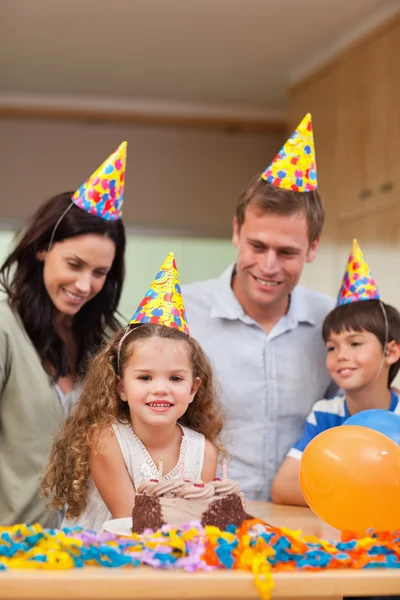 Familia celebrando el cumpleaños de hijas —  Fotos de Stock