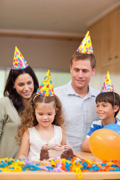 Famiglia felice festeggiando il compleanno di figlie — Foto Stock
