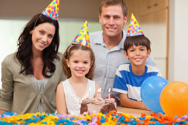 Família sorridente celebrando aniversário de filhas — Fotografia de Stock