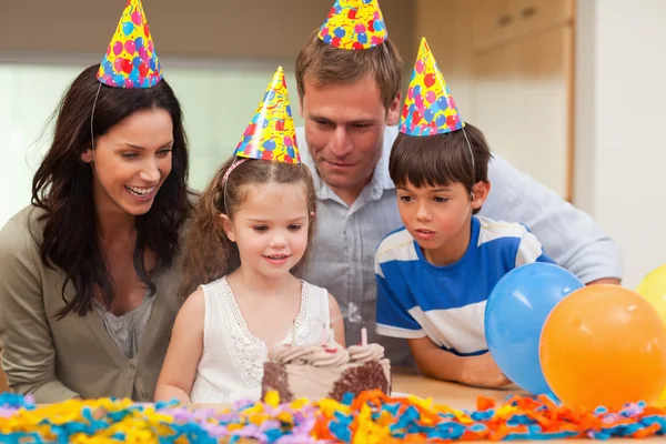 Dziewczyna zdmuchnął świece na jej tort urodzinowy — Zdjęcie stockowe