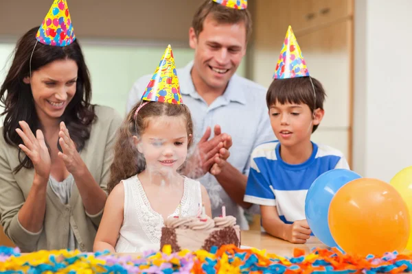 Parents applauding her daughter who just blew out the candles on — Stock Photo, Image