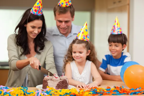 Matka cięcia urodzinowy tort — Zdjęcie stockowe