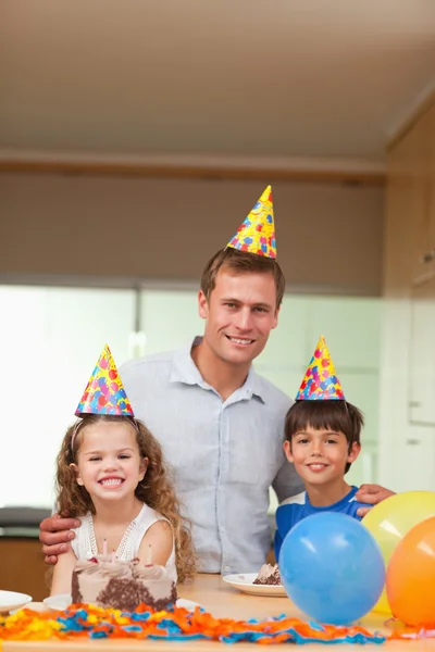Father celebrating with his kids — Stock Photo, Image