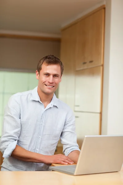 Man using laptop in the kitchen — Stock Photo, Image