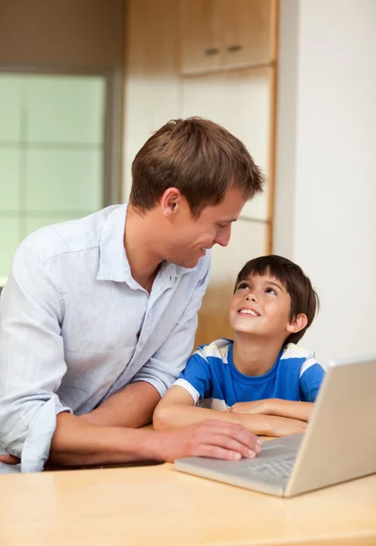 Pai e filho com laptop — Fotografia de Stock