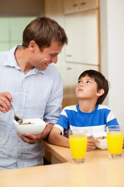 Padre e figlio che fanno colazione sana — Foto Stock
