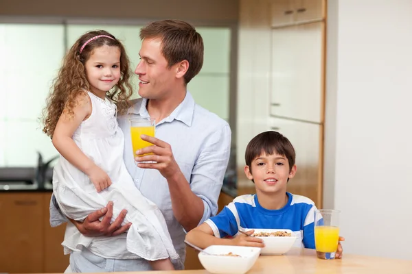 Pai tomando café da manhã com seus filhos — Fotografia de Stock