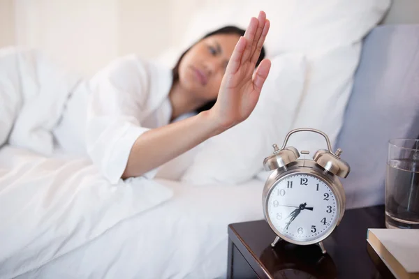 Reloj despertador apagado por mujer — Foto de Stock