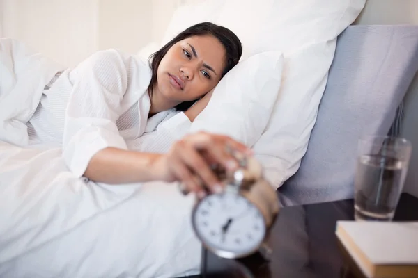 Mulher irritada por tocar despertador — Fotografia de Stock