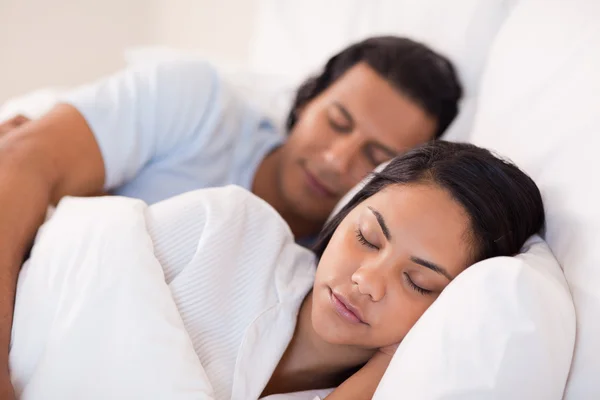 Zijaanzicht van het paar wordt in slaap — Stockfoto
