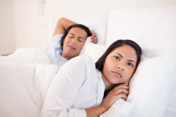 Donna sdraiata sveglia accanto al suo fidanzato addormentato — Foto Stock