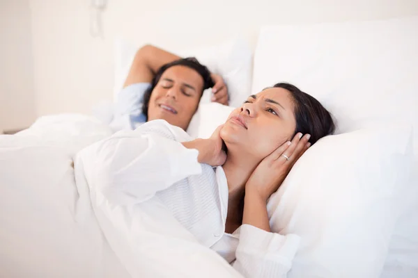 Frau kann nicht neben ihrem schnarchenden Freund schlafen — Stockfoto