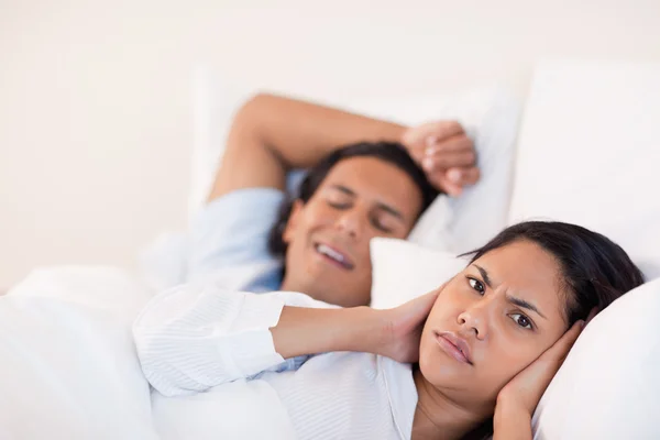 Hombre despertando a su novia con ronquidos — Foto de Stock