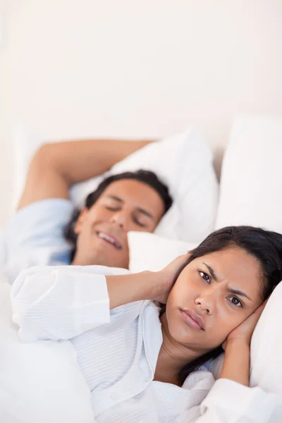 Homem mantendo sua namorada acordada com ronco — Fotografia de Stock