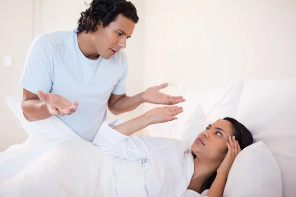Casal discutindo na cama — Fotografia de Stock