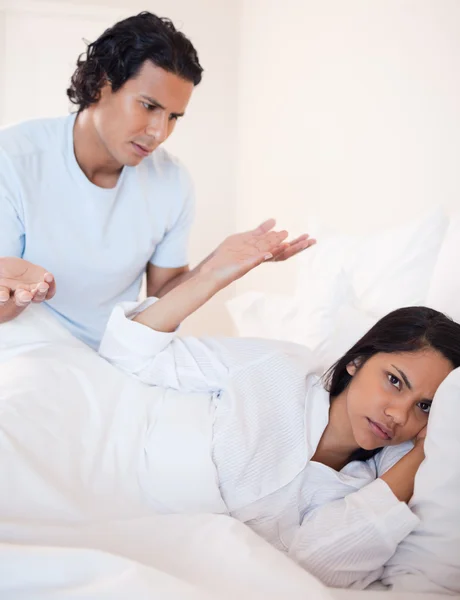 Paar streitet im Schlafzimmer — Stockfoto
