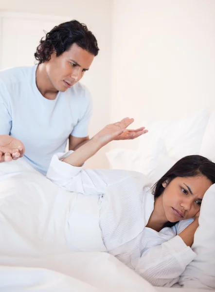 Casal tendo uma disputa na cama — Fotografia de Stock