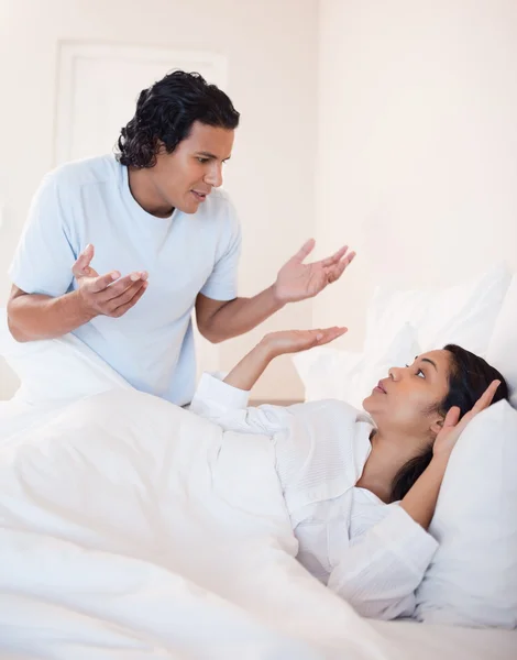 Paar prügelt sich im Schlafzimmer — Stockfoto