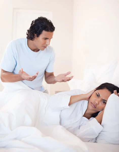 Paar streitet im Schlafzimmer — Stockfoto