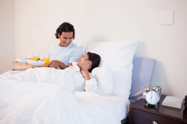 남자는 그의 여자 친구에 대 한 침대에 아침 식사를 가져 — 스톡 사진
