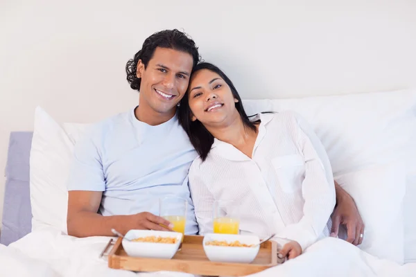 Couple profitant du petit déjeuner dans le lit — Photo