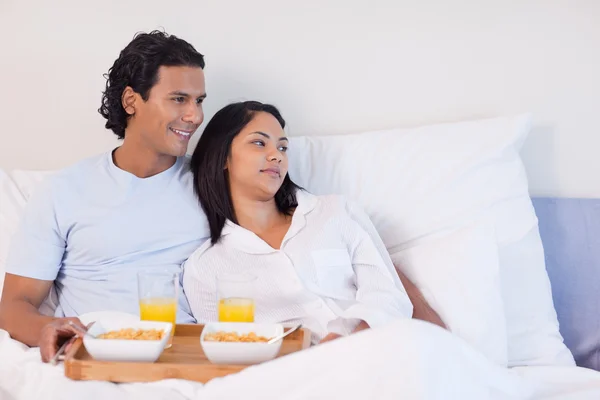 Couple prenant le petit déjeuner dans le lit — Photo