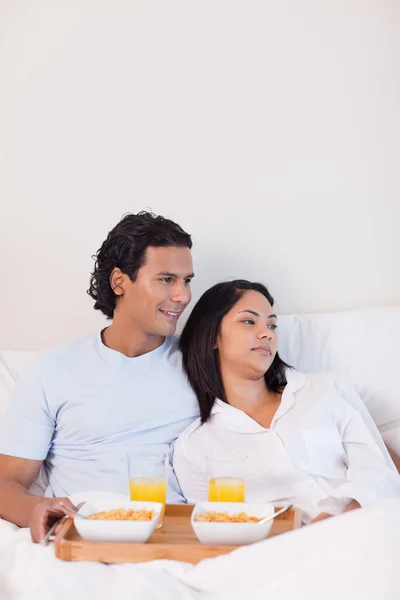 Paar ontbijt eten in het bed — Stockfoto