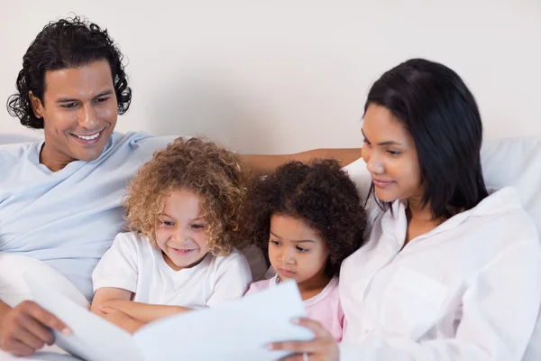 Família feliz gosta de ler uma história juntos — Fotografia de Stock