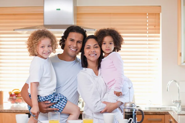 Familj äter frukost i köket — Stockfoto
