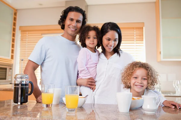 Ontbijten in de keuken samen en gelukkige familie — Stockfoto