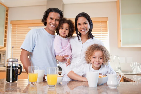 Happy family standing in the kitchen together — Stock Photo, Image