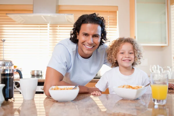 父亲和女儿一起在厨房里吃谷物 — 图库照片