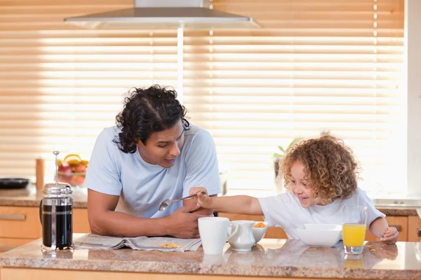Father and daughter having breakfast in the kitchen together — Stock Photo, Image
