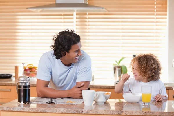父亲和女儿在厨房里吃早餐 — 图库照片