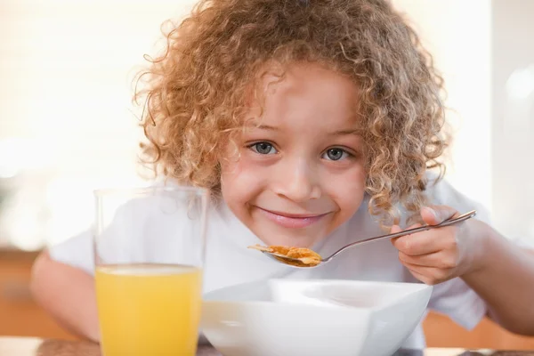 Gülümseyen kız having kahvaltı — Stok fotoğraf